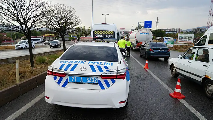 İşçi servisi ile otomobil çarpıştı: Çok sayıda yaralı var