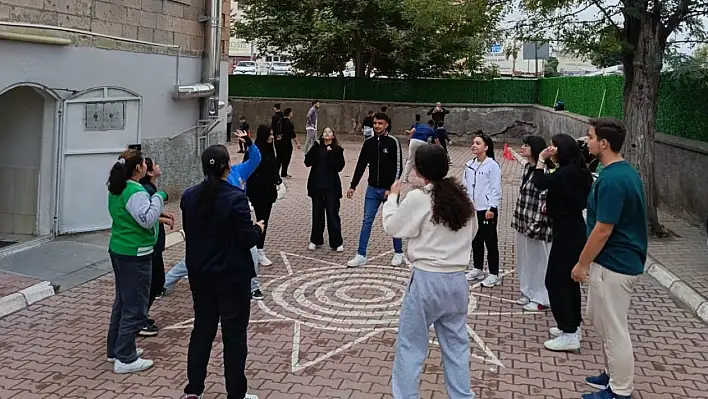 İşitme engelli öğrencilerle spor dolu buluşma