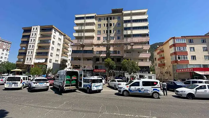 İskele kırıldı, işçiler yere çakıldı: Ölü ve yaralılar var