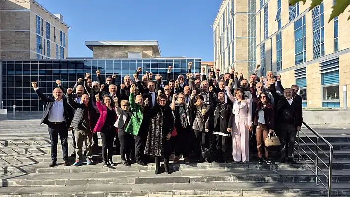 İYİ Parti'nin yeni yönetiminden yumruklu poz!