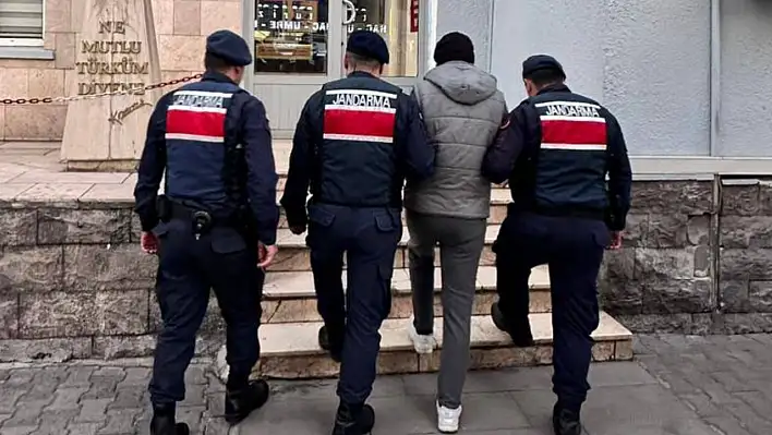 Jandarma, Esenyurt Mahallesi'nde aranan şahsı yakaladı!