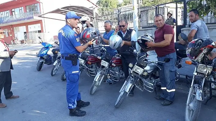 Jandarma işçilere kask dağıttı
