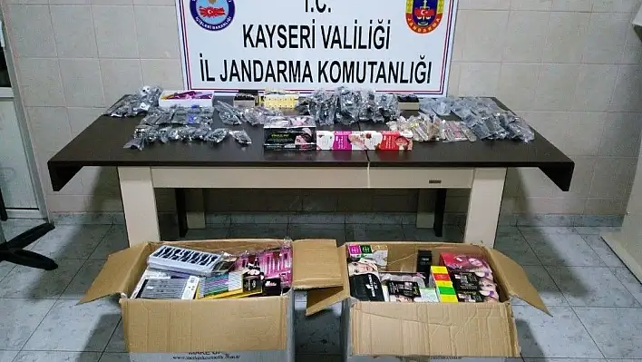 Jandarmadan esrar, kaçak saat ve makyaj malzemesi operasyonu