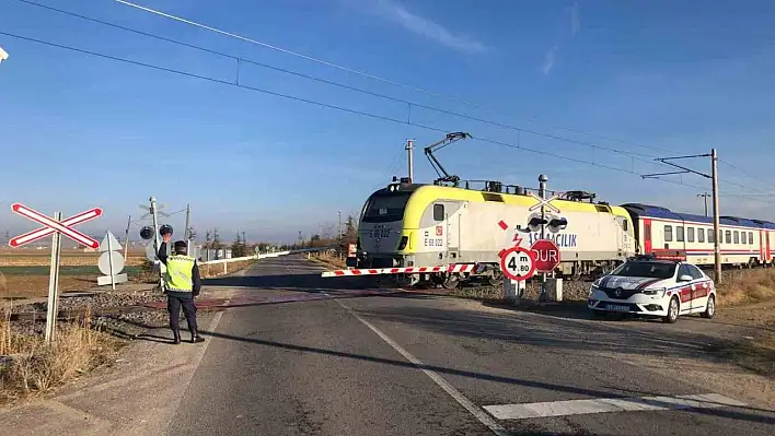 Jandarmadan hemzemin geçitlerde denetim yaptı