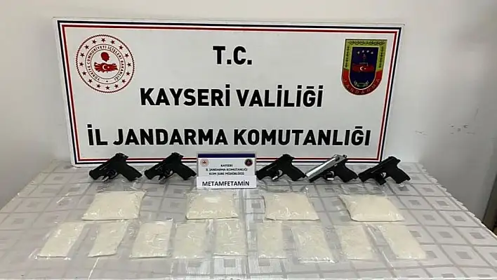 Jandarmadan uyuşturucu tacirine suçüstü: Uyuşturucuyu kombiye saklamışlar