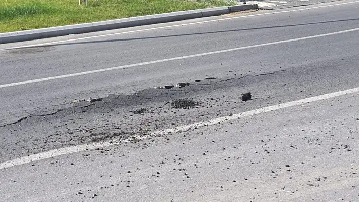 Kabaran asfalt mahallede endişe yarattı!