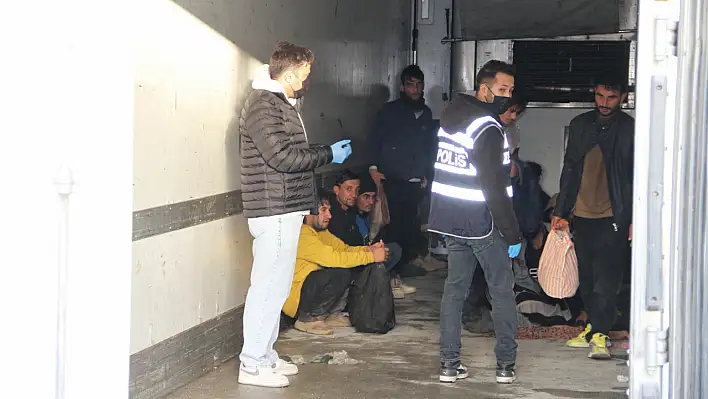Kaçak göçmen operasyonu! Tırın dorsesinden 28 kişi çıktı