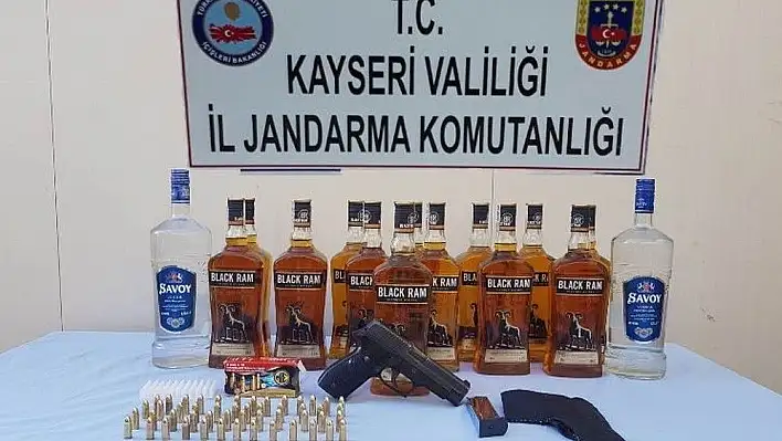 Kaçak içki operasyonunda gözaltına alınan kadının üzerinden silah çıktı