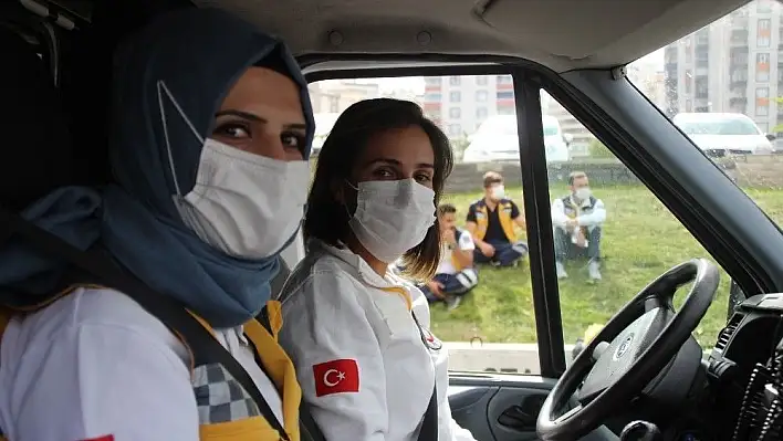 Kadın ambulans şoför adaylarına zorlu eğitim