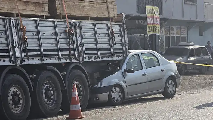 Kadın sürücü tomruk kamyonuna çarptı: 1 ölü  1 yaralı
