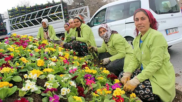 Kadınlar Günü'nde çalışıp, Kayseri'yi güzelleştirdiler