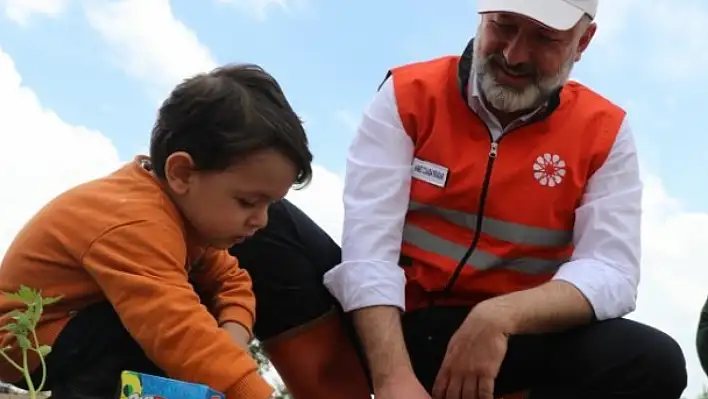 Kadınların eli toprağa değdi: 42 bin fidan meyvesini verdi