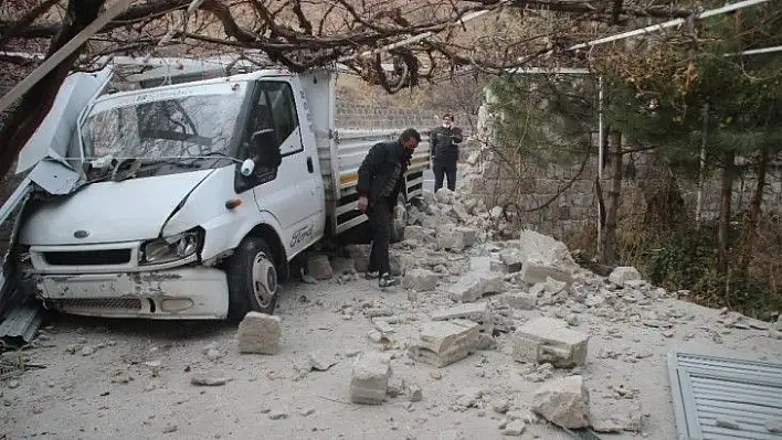 Kafa kafaya çarpışan kamyonet ve otomobil garaj kapısını ve duvarlarını yıkıp eve girdi