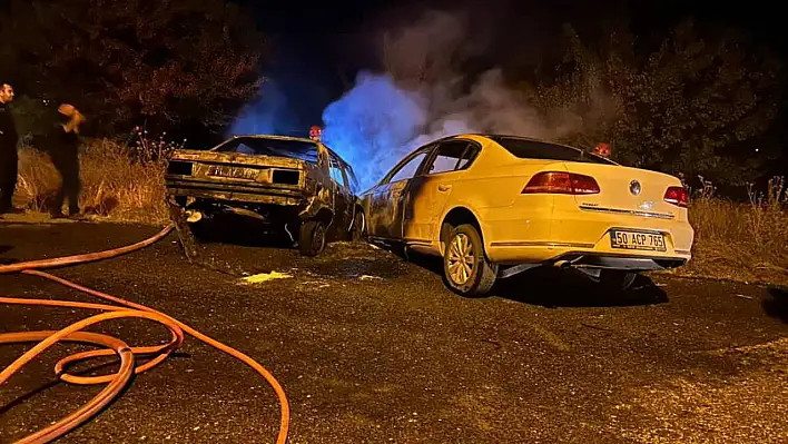 Nevşehir'de kafa kafaya çarpışan otomobiller alev aldı