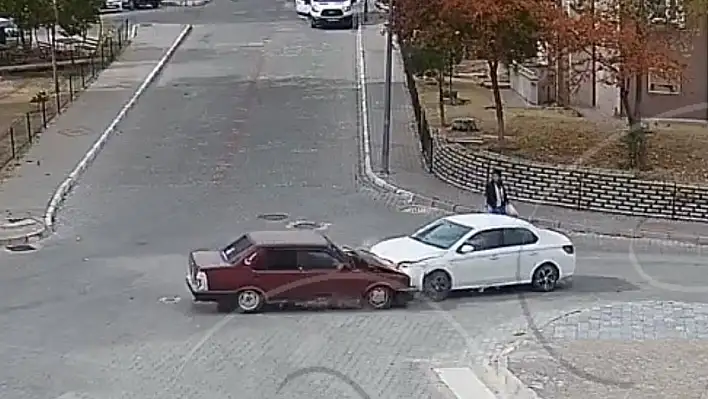 İki otomobil kafa kafaya çarpıştı