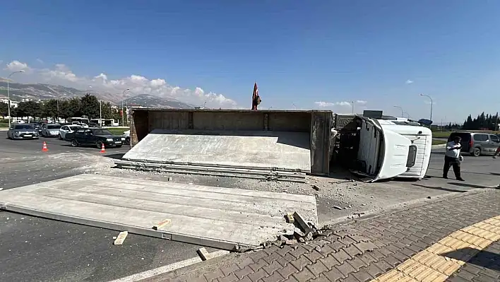 Beton duvar blokları taşıyan TIR yan yattı