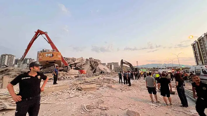 İş makinası operatörü göçük altında kaldı