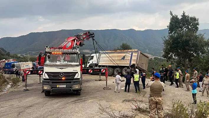 Kahramanmaraş'ta cenazeye dalan kamyon alandan kaldırıldı