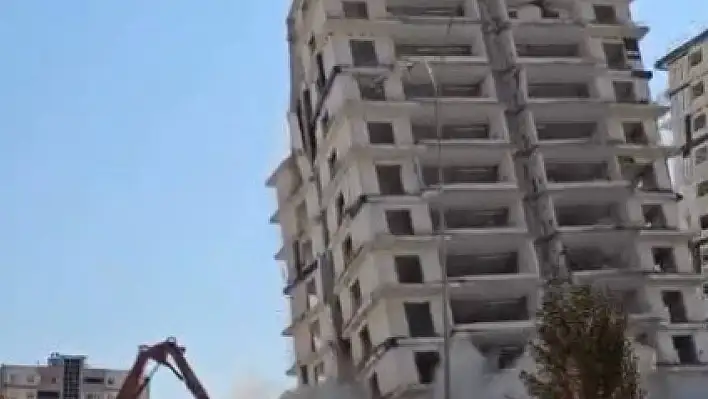 Depremde hasar almıştı, kontrollü şekilde yıkıldı
