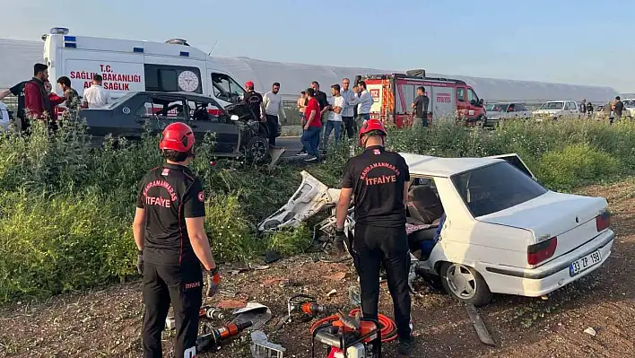 İki otomobil kafa kafaya çarpıştı: 6 yaralı