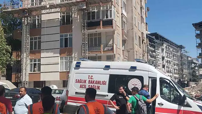 İnşaattan atılan molozlar çocukların üzerine düştü