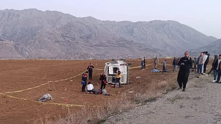 Minibüs şarampole yuvarlandı, iki işçi hayatını kaybetti.