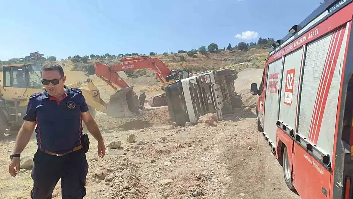 Kum yüklü kamyon devrildi, sürücüsü sıkıştı!