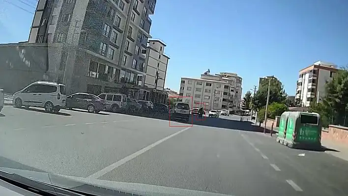 Motosikletli kurye havada takla attı