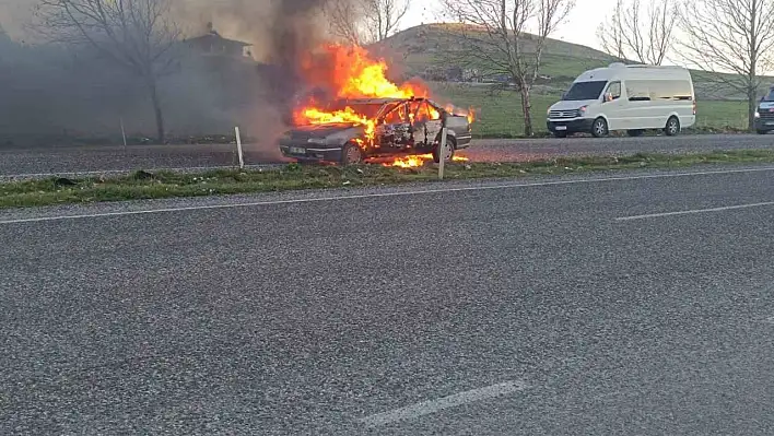 Seyir halindeki otomobilde yangın