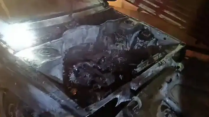 Seyir halindeki otomobil yandı