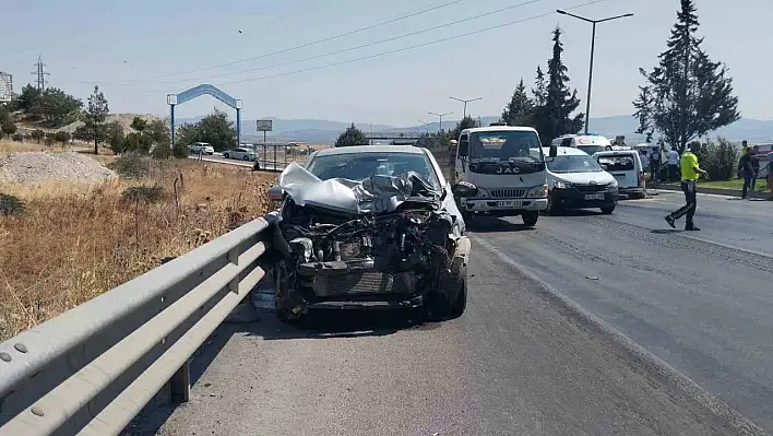 Kontrolden çıktı refüjü aştı karşı şeritteki otomobille çarpıştı