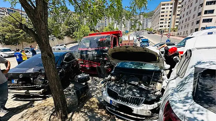 Freni patlayan kamyonet 3 araca çarptı