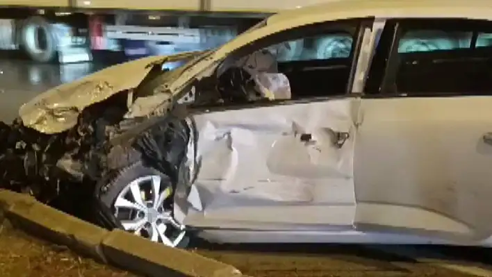 Direksiyon hakimiyeti kaybeden sürücü refüjü aştı