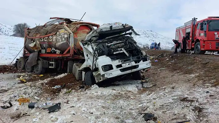 Yakıt tankeri devrildi: 1 kişi...