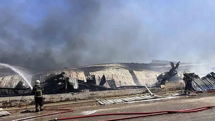 Kağıt fabrikasındaki yangın kontrol altına alındı