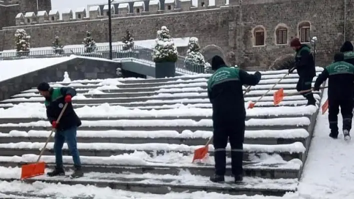 Kaldırımlar tuzlanıyor, parklar temizleniyor