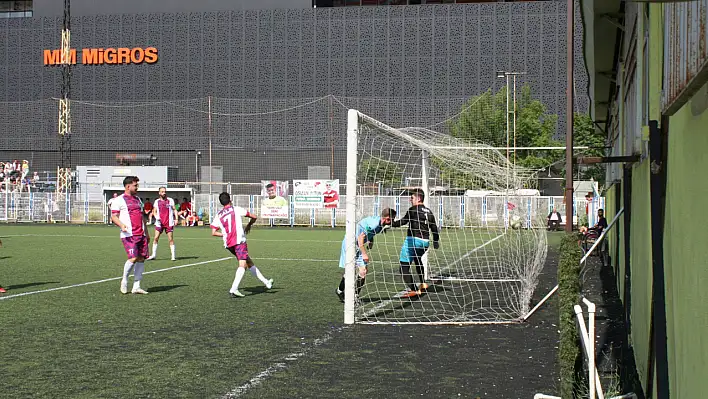Kalespor, Pınarbaşı Belediyespor'u 7-0 yenip liderliğini korudu!