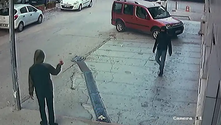 Kamerayı görünce vazgeçti, arkadaşı ikna edince tekrar anlaşıp motosikleti çaldılar