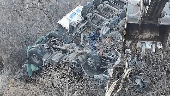 Kayseri'de kamyon şarampole yuvarlandı