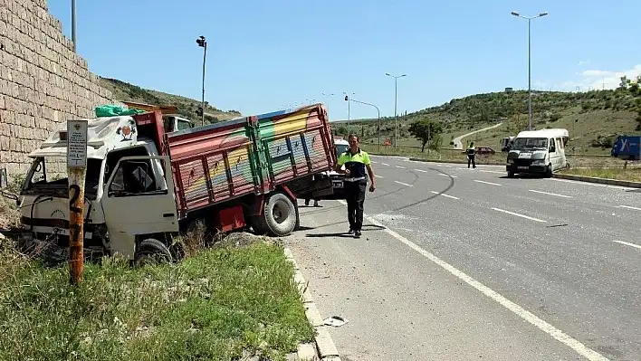 Kamyonet ile minibüs çarpıştı: 6 yaralı