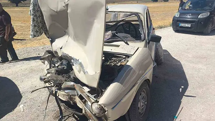 Kamyonet ile otomobil çarpıştı