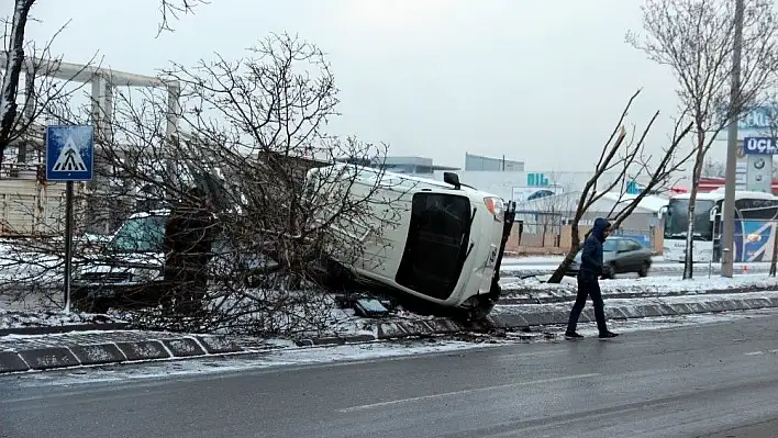 Kamyonet yan yattı: 1 yaralı