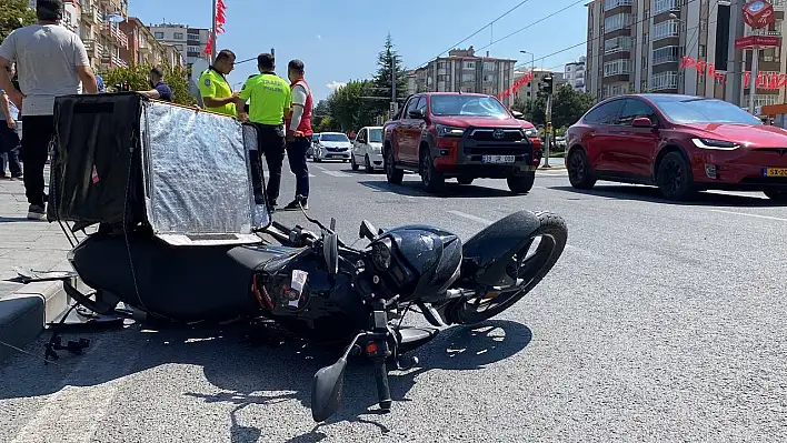 Motokurye kamyonetin altında kaldı