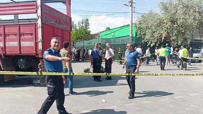 Kamyonla çarpışan motosiklet sürücüsü genç adam hayatını kaybetti