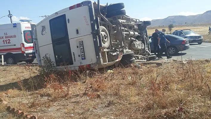Kamyonla minibüs çarpıştı: 7 yaralı