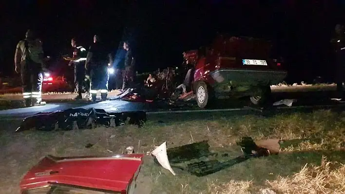 Kamyonun altına giren otomobil hurdaya döndü: 1 ölü, 1 yaralı
