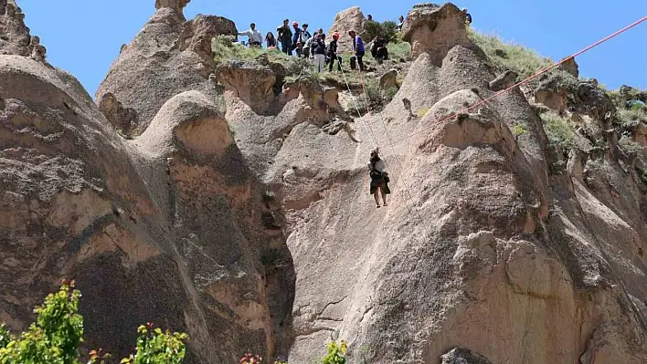 Kapadokya'da hareketli dakikalar! Sıcak hava balonu...