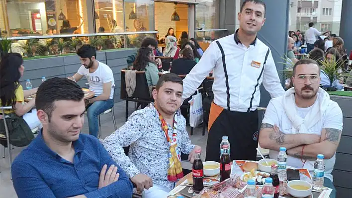 Kapalı Kale Taraftarlar Derneği Ultras Tayfa, iftarda buluştu. 