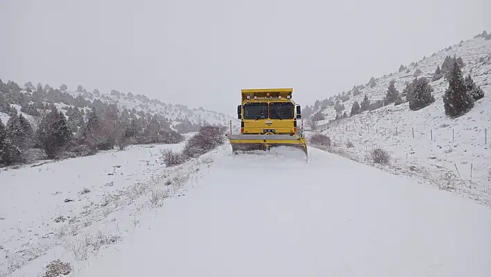 Kar kırsalda etkili oldu, mahalle yolları kapandı