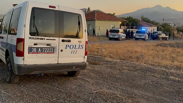Motosikletli ve kar maskeli saldırganlar baba oğulu vurup kaçtı
